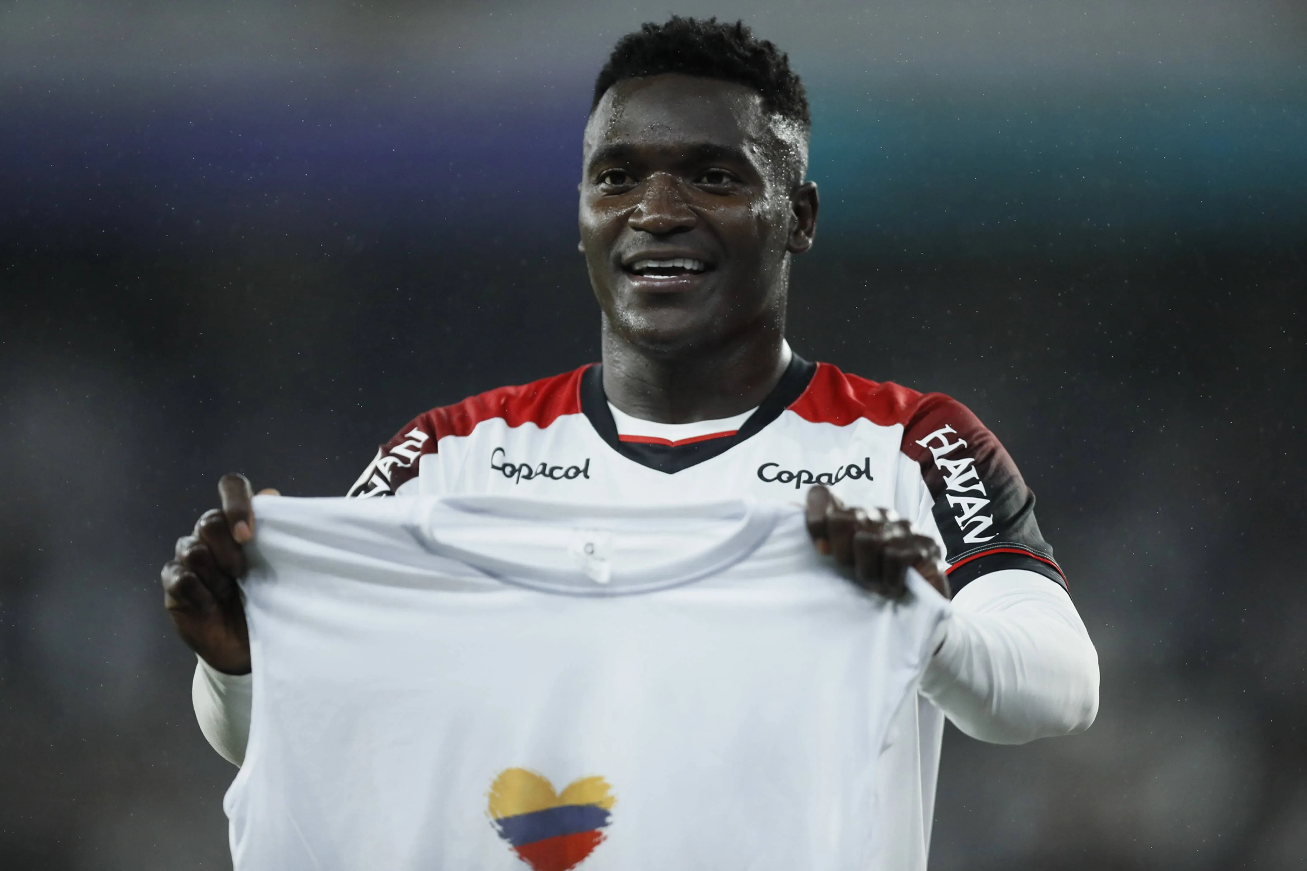 O colombiano Kevin Viveros celebra gol do Athletico Paranaense