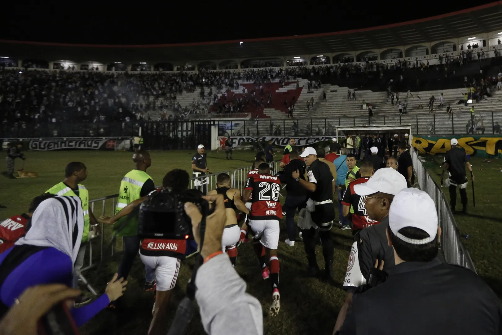 &Uacute;ltimo Vasco x Flamengo com ambas torcidas em S&atilde;o Janu&aacute;rio teve confus&atilde;o entre vasca&iacute;nos e a PM (Foto: Luciano Belford/Agif/Gazeta Press)