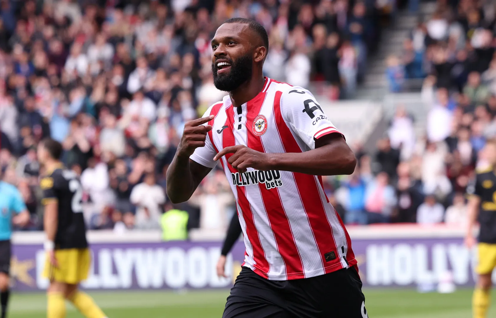 Igor Thiago comemora gol pelo Brentford (Foto: Imago)