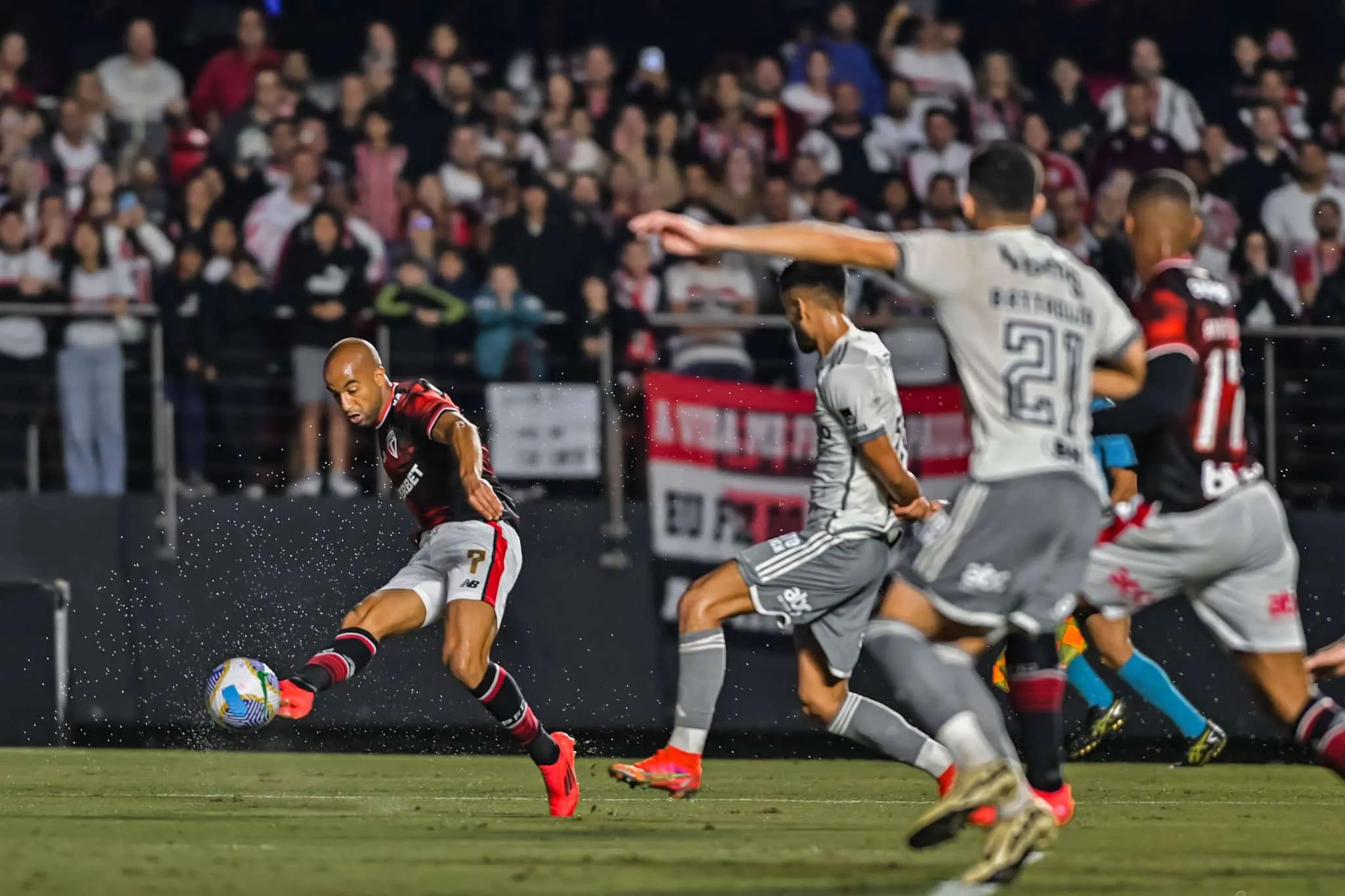 Lucas impressiona com &lsquo;duplo duplo&rsquo; em 2024 e ajuda S&atilde;o Paulo a se garantir na Libertadores