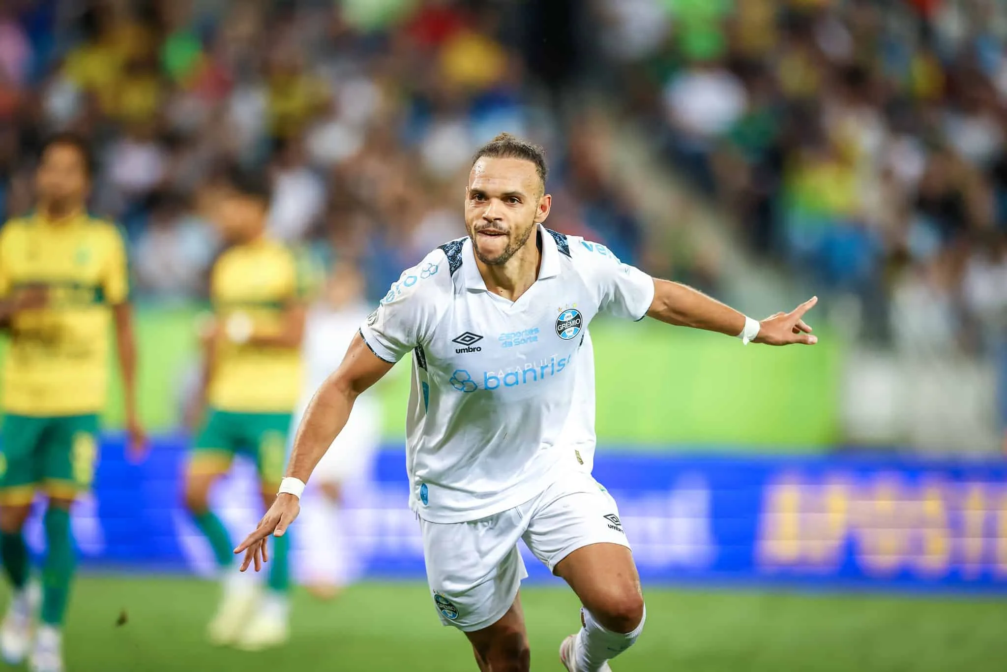 Estreia alucinante de Braithwaite no Gr&ecirc;mio teve gols, protagonismo e vit&oacute;ria