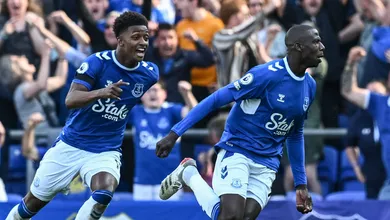 Everton se salva com gol de Doucour&eacute; e manda Leicester e Leeds para a Championship