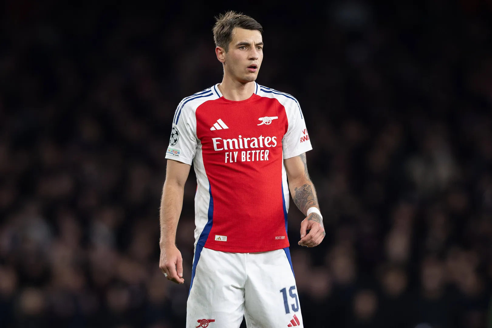 Kiwior ser&aacute; o substituto de Gabriel Magalh&atilde;es, que lesionado, ficar&aacute; fora da temporada do Arsenal