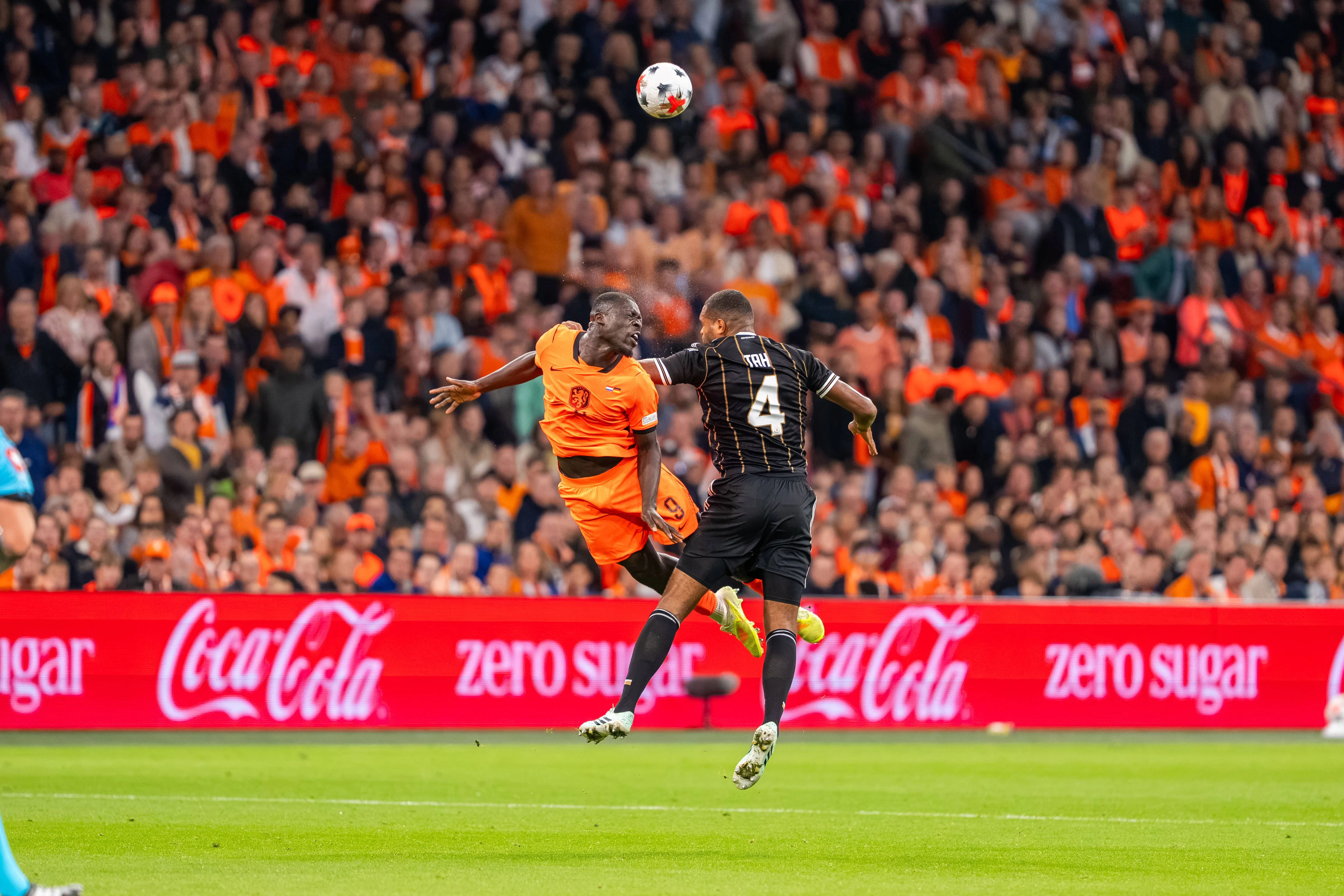 Disputa entr Brobbey e Tah em Holanda x Alemanha