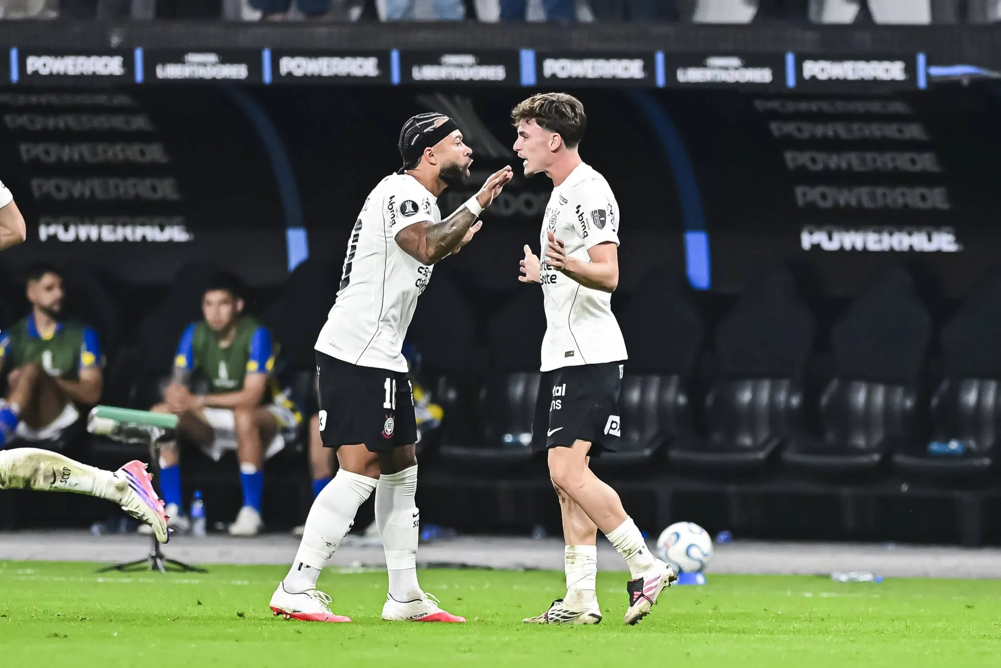 Memphis Depay e Breno Bidon ap&oacute;s gol do Corinthians