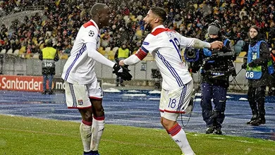 Debaixo de neve, Fekir fez o gol que colocou o Lyon nas oitavas de final