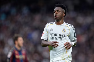 Arbeloa mostra &lsquo;nova filosofia&rsquo; no Real Madrid ao defender Vini Jr. de vaias no Bernab&eacute;u