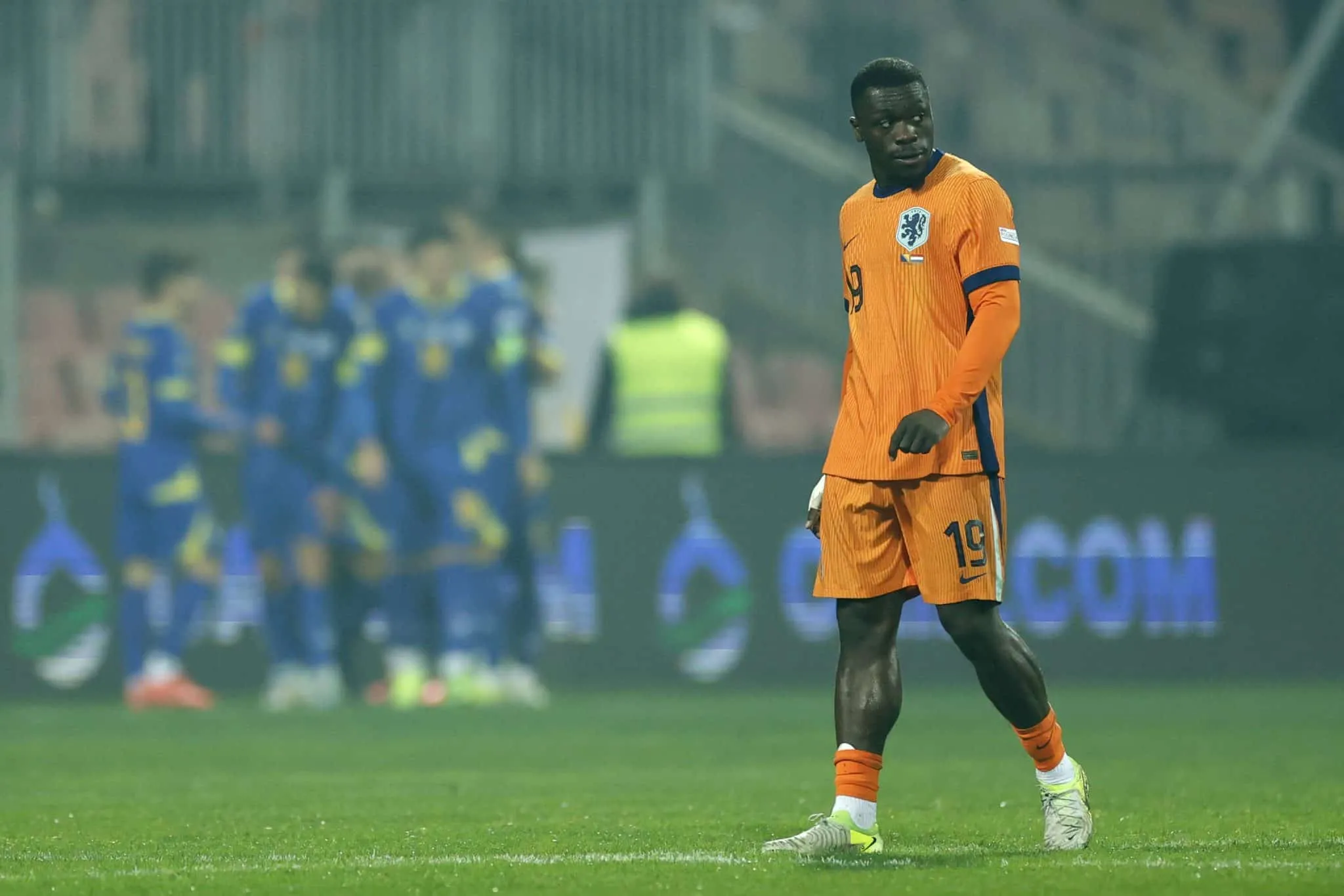 Substituto de Depay, que respondeu van Basten, marca para a Holanda em empate frustrante