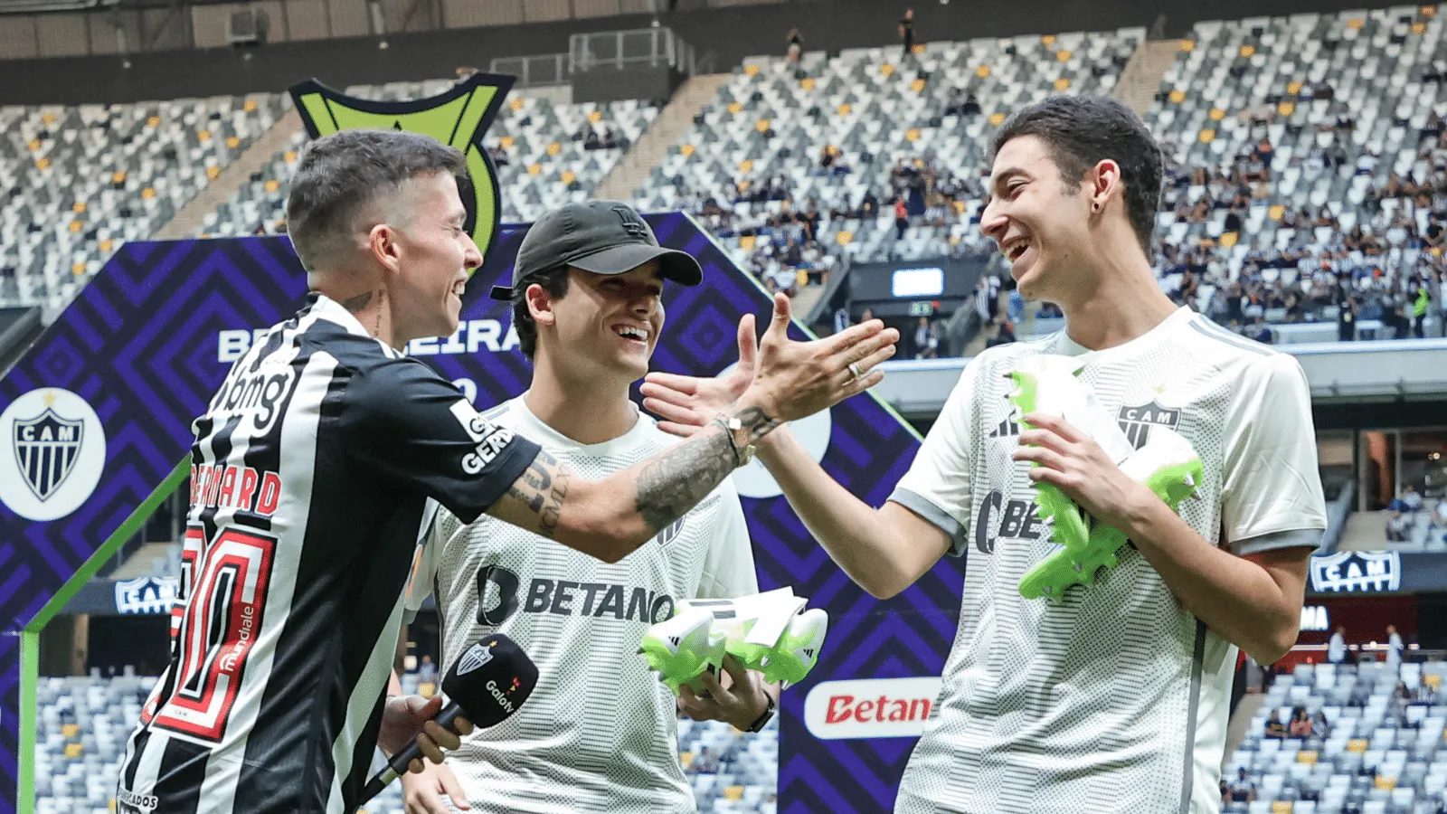 Diretor do Atl&eacute;tico-MG tenta explicar premia&ccedil;&atilde;o ao pr&oacute;prio filho, mas v&iacute;deo do clube o contradiz