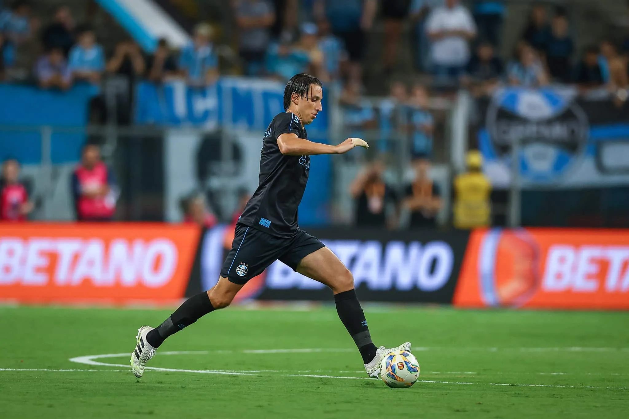 Geromel completa 10 anos de estreia no Gr&ecirc;mio em meio &agrave; discuss&atilde;o sobre titularidade e final de ciclo