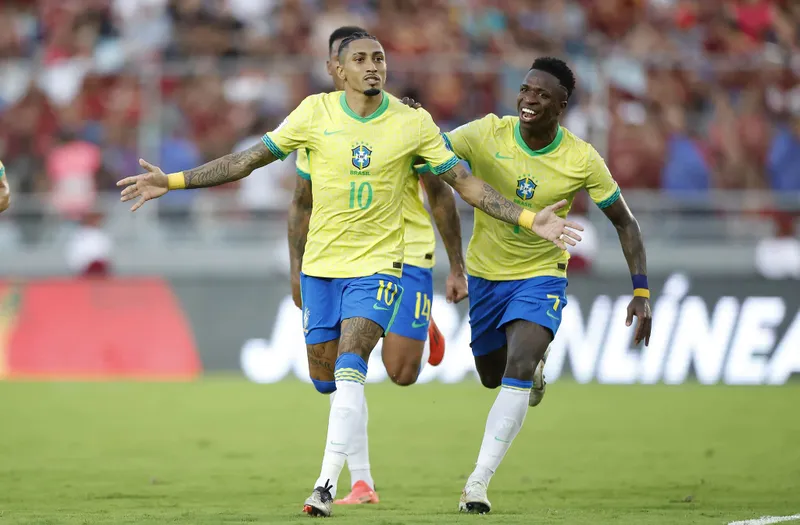 Raphinha vibra com gol sobre a Venezuela