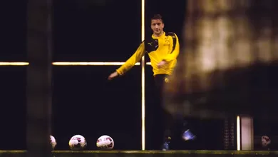 [V&iacute;deo] Dortmund homenageou a torcida tocando &ldquo;Jingle Bells&rdquo; com bolas de futebol