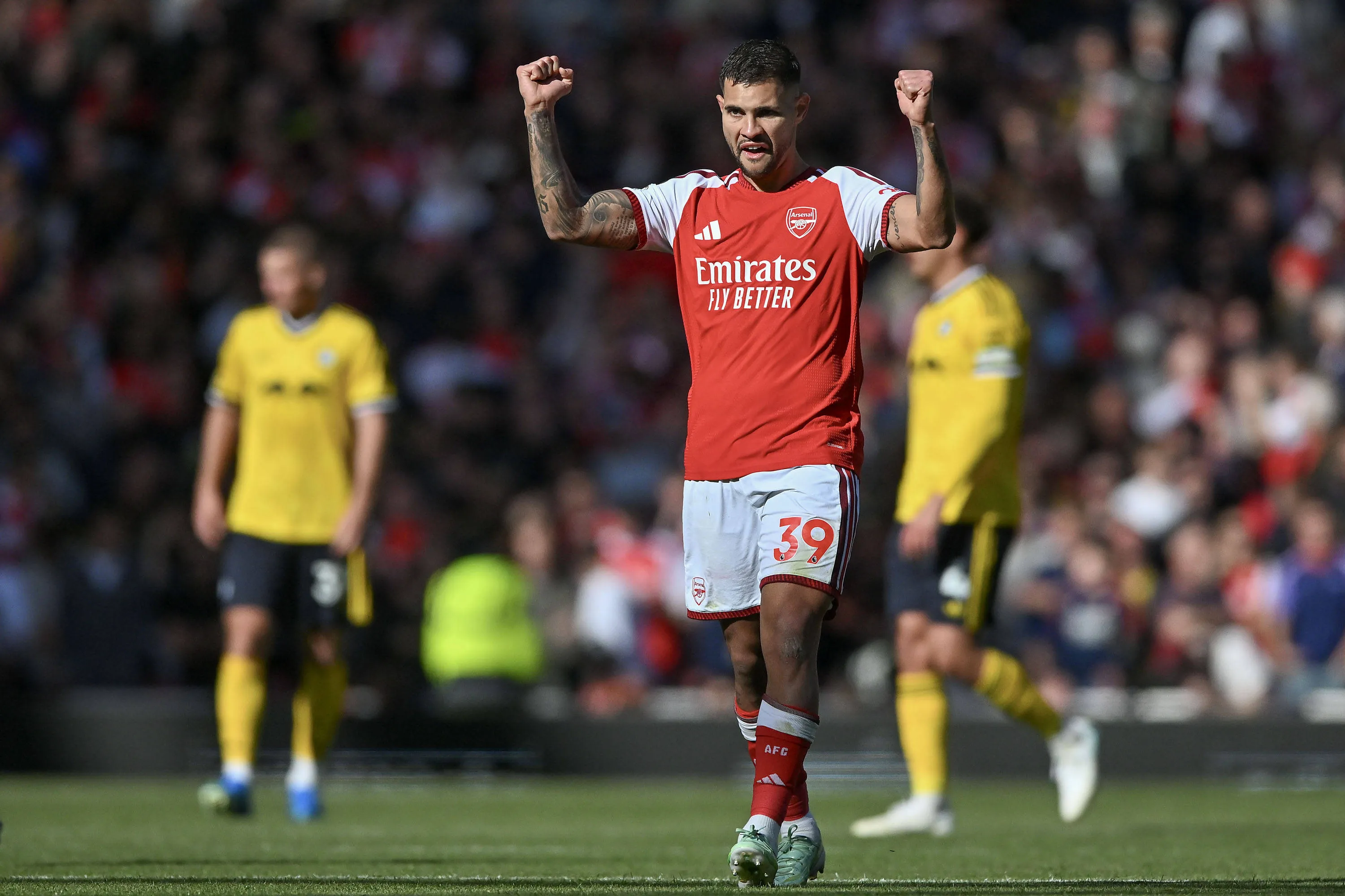 Bruno Guimar&atilde;es celebra gol pelo Arsenal