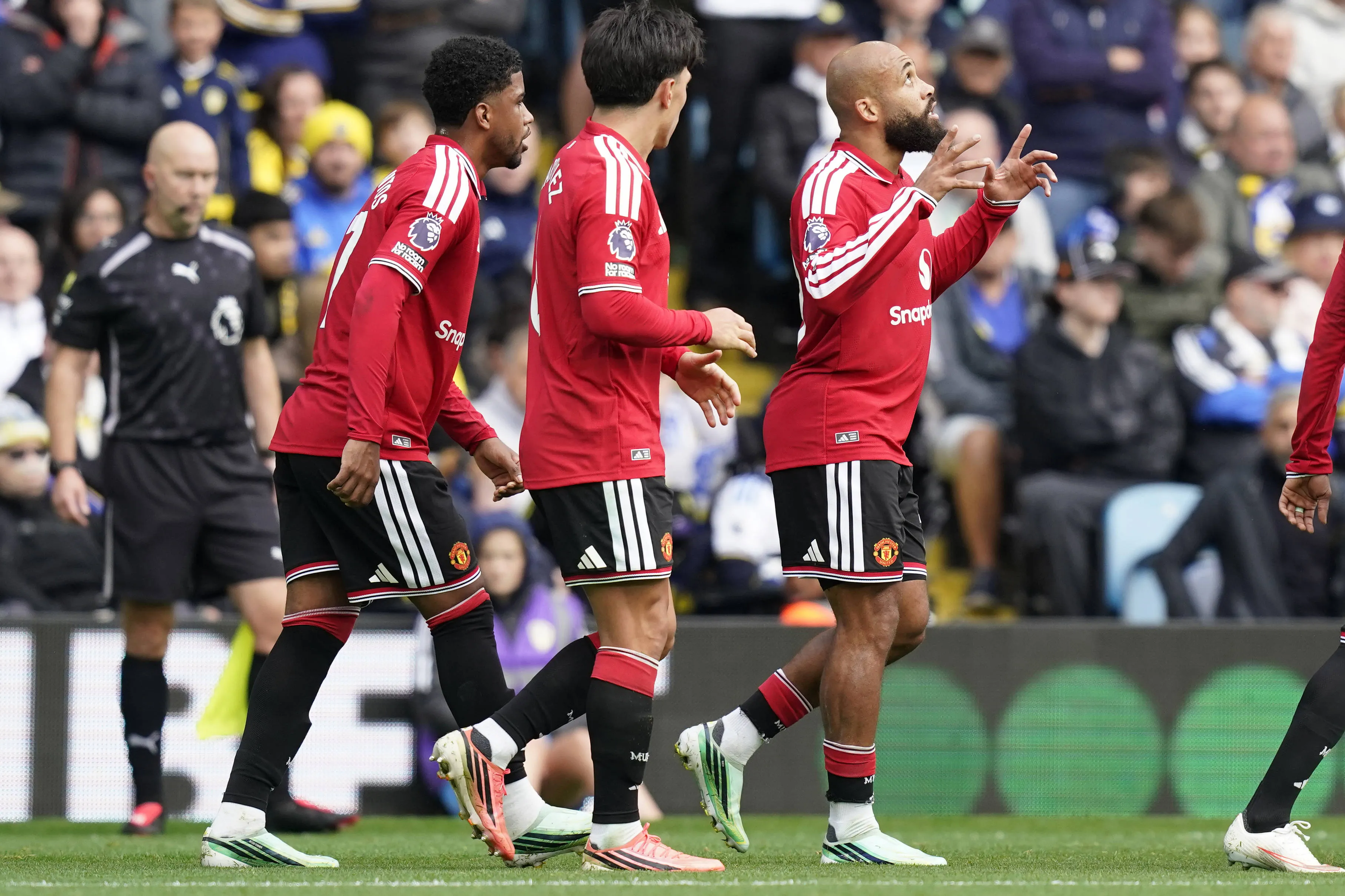 Jogadores do Manchester United celebram gol sobre o Leeds
