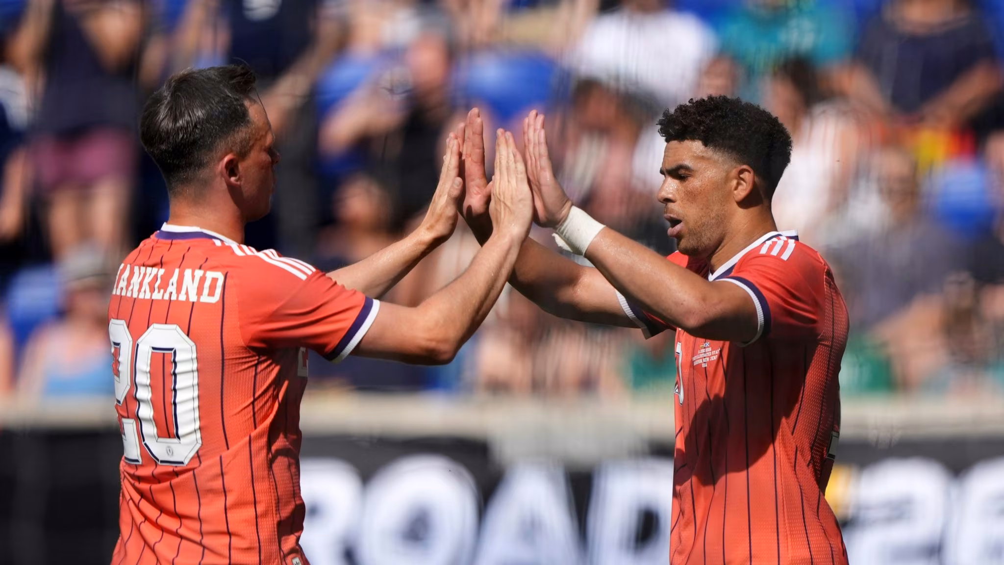 Shankland e Adams comemoram depois de gol da Esc&oacute;cia (Foto: PA Images / Icon Sport)