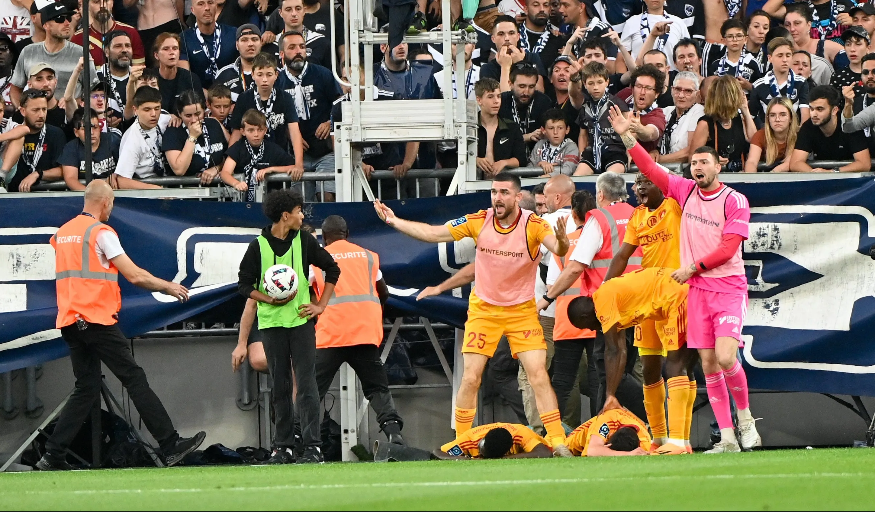 Jogador do Rodez &eacute; agredido por torcedor do Bordeaux, jogo &eacute; abandonado e girondinos devem continuar na segundona