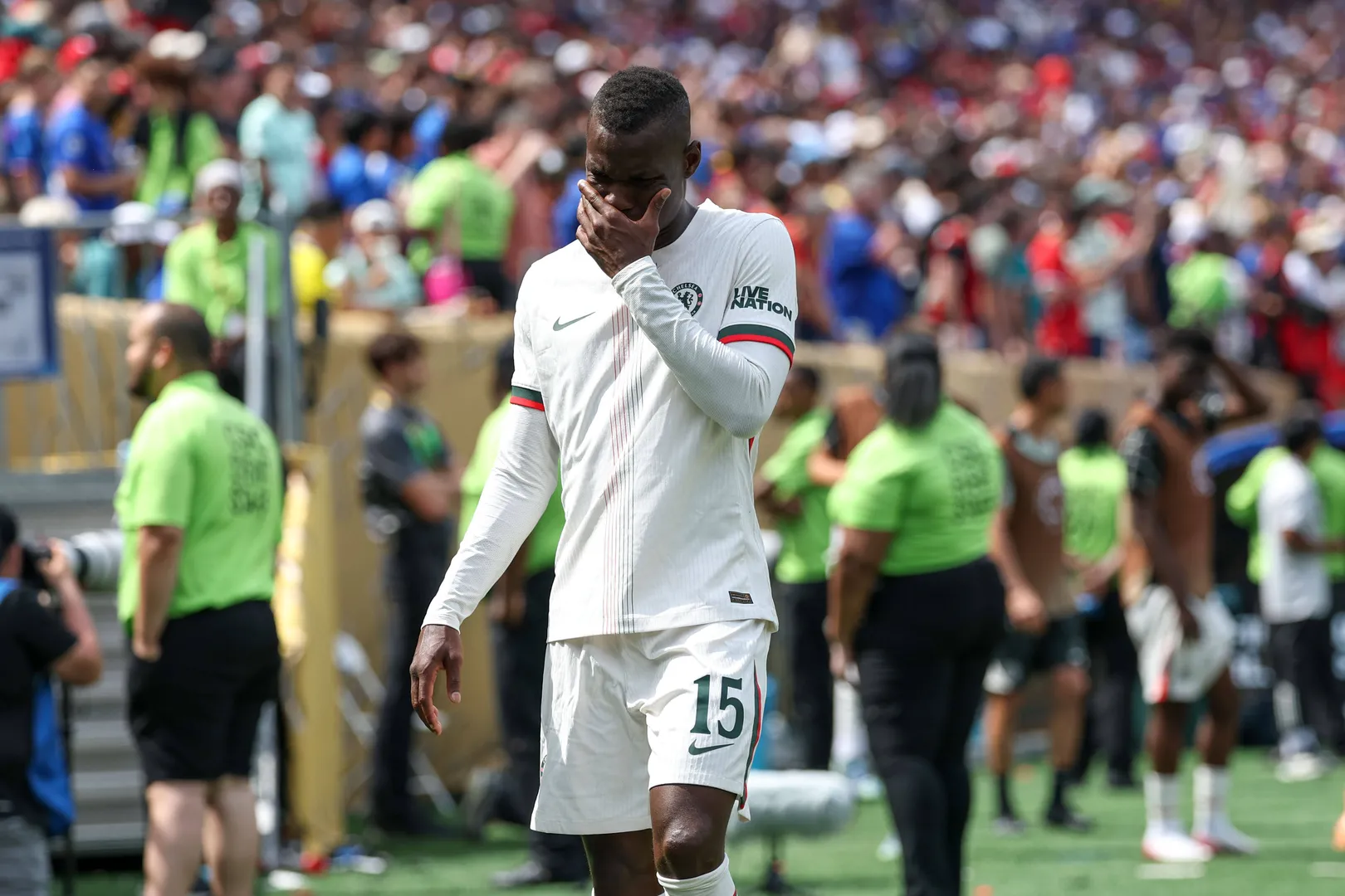 Nicolas Jackson, do Chelsea, lamenta expuls&atilde;o