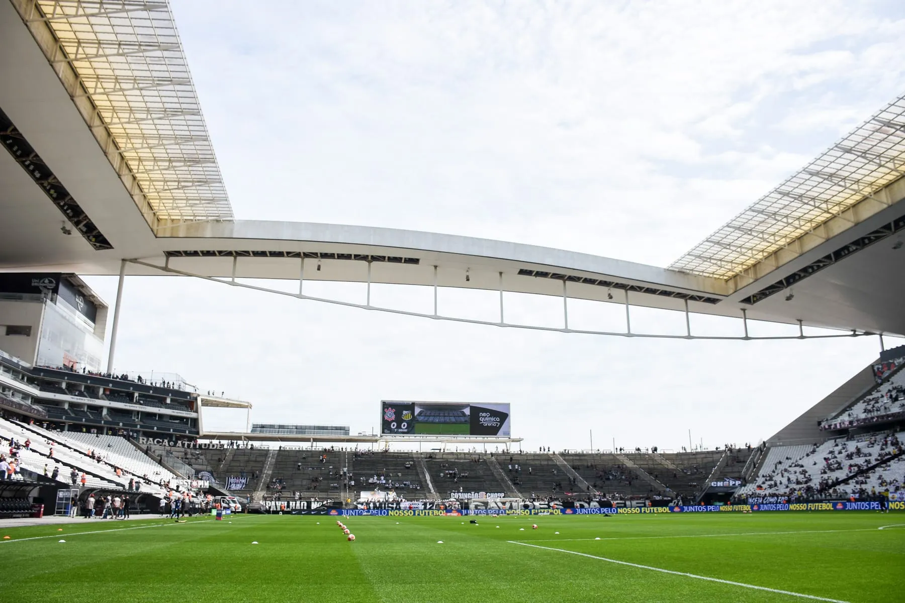 Vila Belmiro ou Neo Qu&iacute;mica Arena: est&aacute;dio para a semifinal divide opin&otilde;es at&eacute; entre &iacute;dolos do Santos