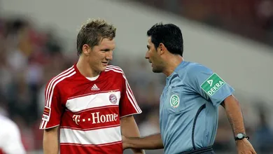 A nobreza de Schweinsteiger ao escrever carta para &aacute;rbitro alem&atilde;o que tentou suic&iacute;dio