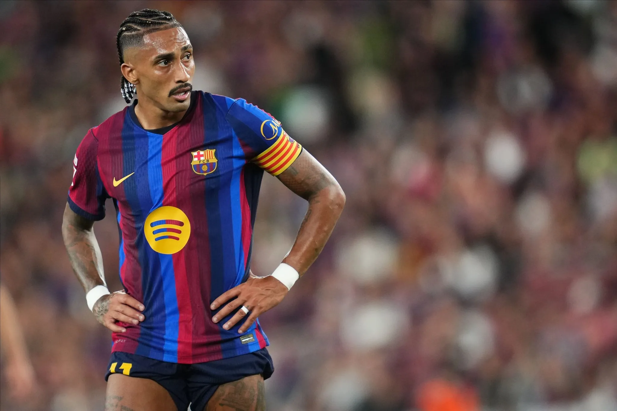 Raphinha com a bra&ccedil;adeira de capit&atilde;o em jogo do Barcelona