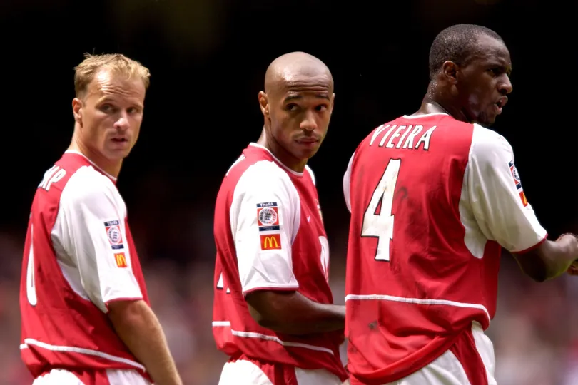 Bergkamp, Henry e Vieira em jogo do Arsenal em 2002