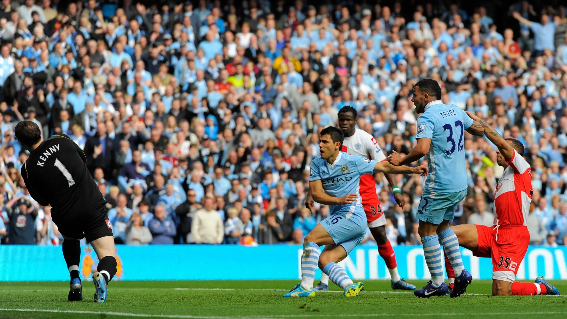 Sergio Ag&uuml;ero, atacante do Manchester City, marca o gol do t&iacute;tulo nos acr&eacute;scimos contra o Queens Park Rangers, no Etihad Stadium, em Manchester, em 13 de maio de 2012.