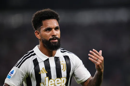 T&eacute;cnico da Juventus explica mudan&ccedil;a que fez Douglas Luiz retomar bom futebol