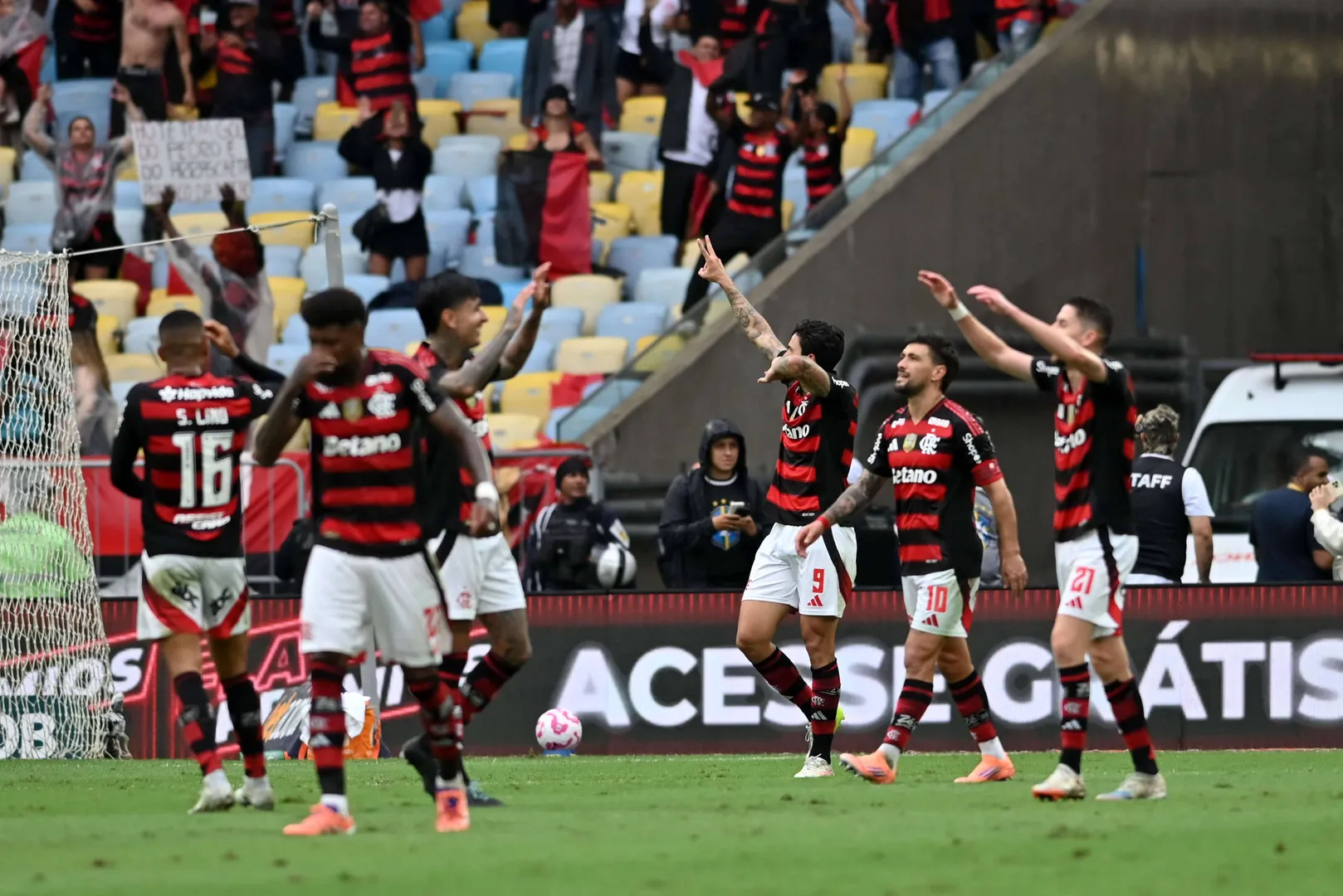 Jogadores do Flamengo celebram gol