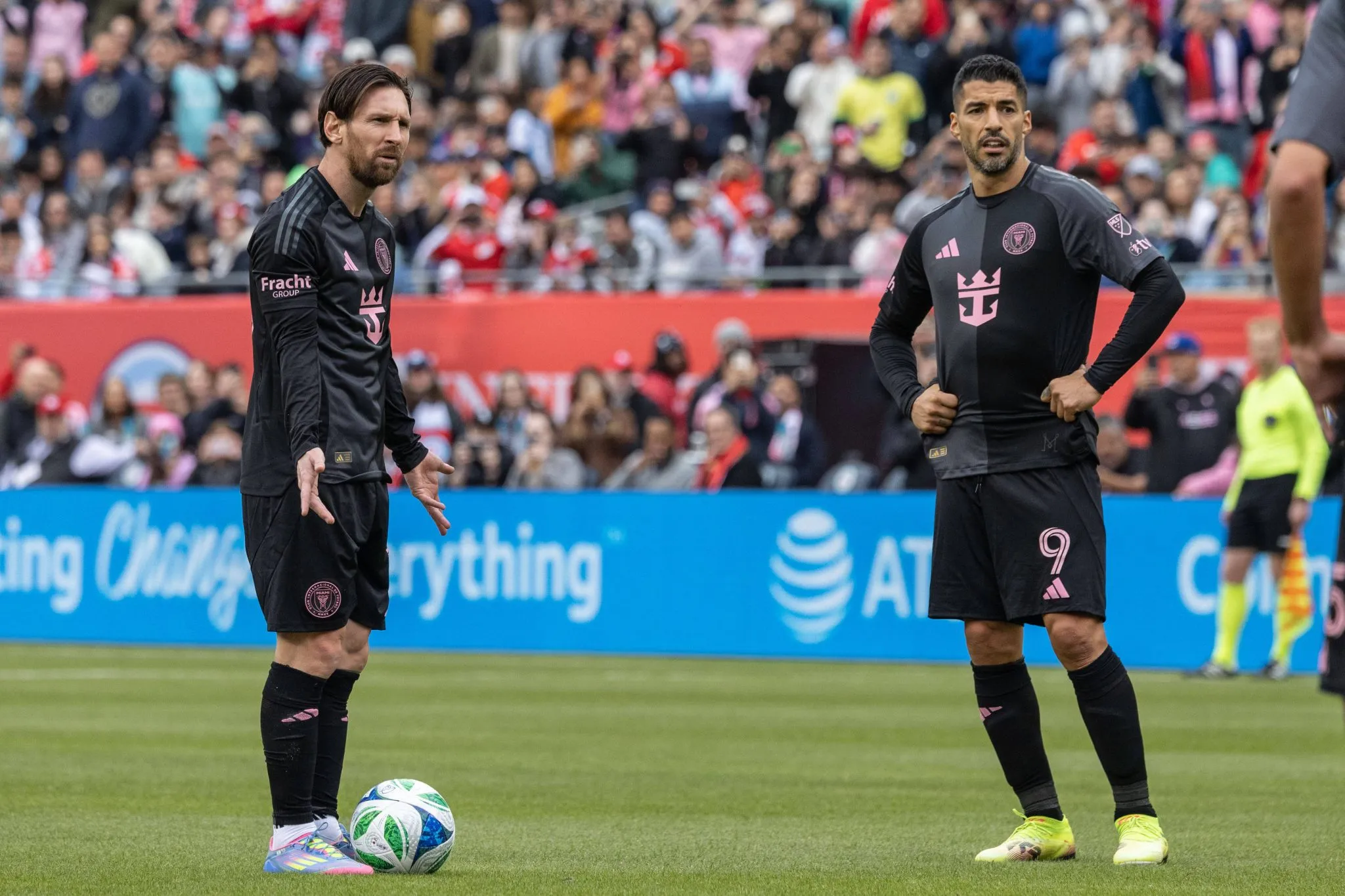Messi e Su&aacute;rez durante partida da MLS (Foto: Imago)