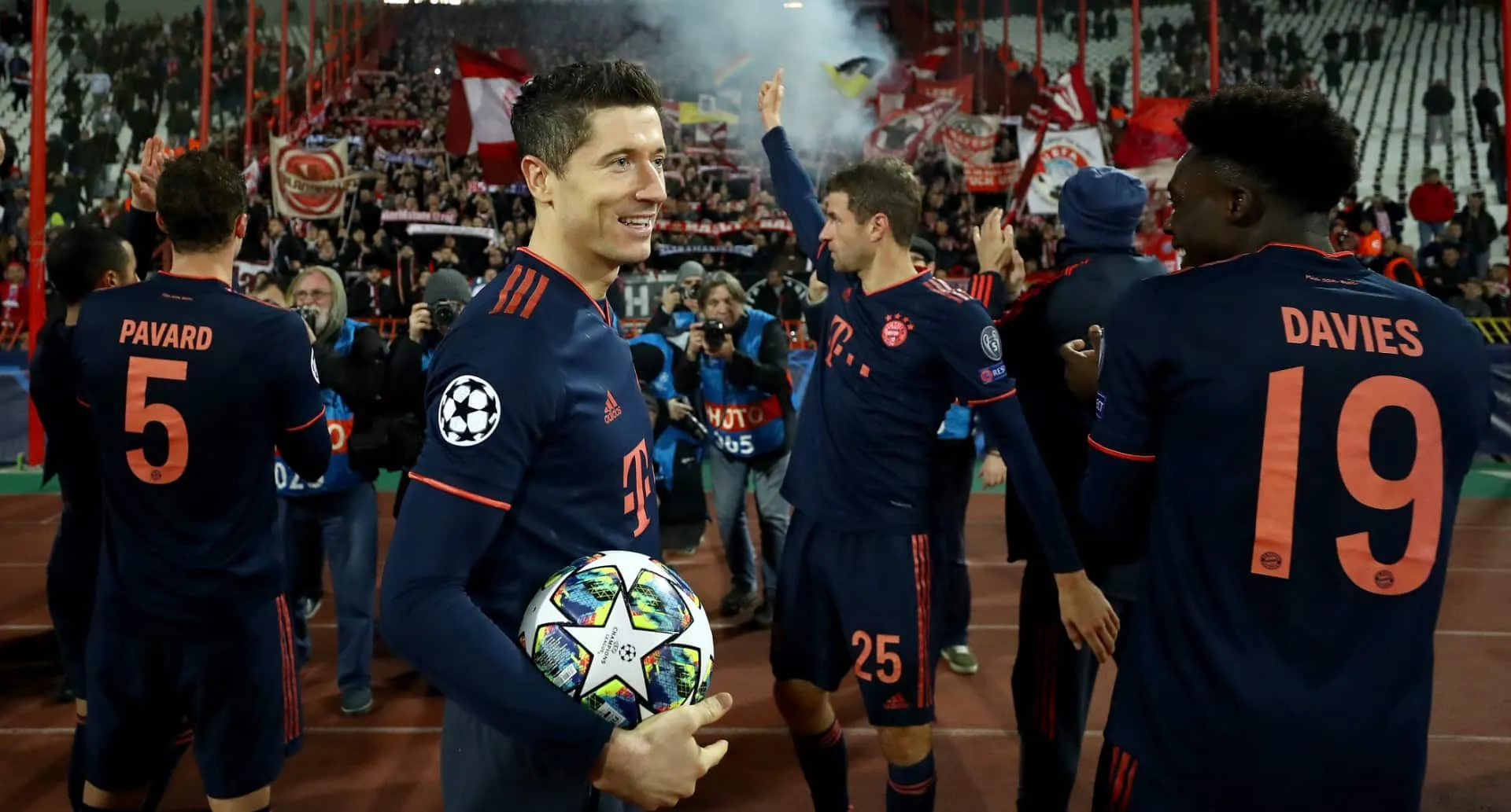 Lewa n&atilde;o se cansa de impressionar e fez quatro gols em 15 minutos nos 6&times;0 sobre o Estrela Vermelha