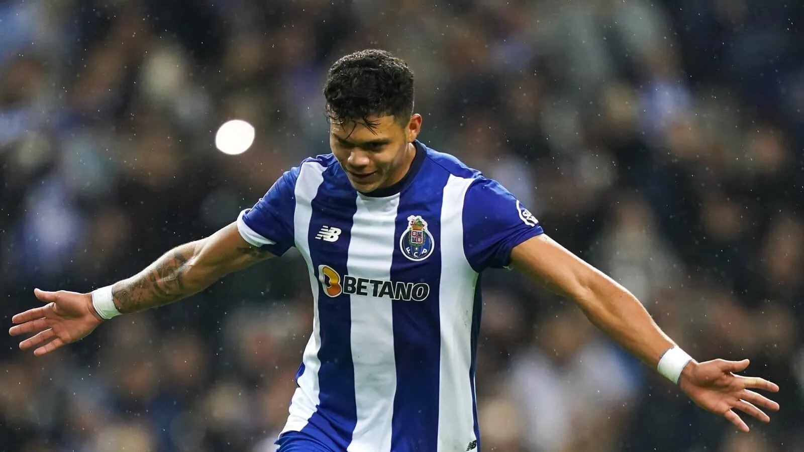 Evanilson faz mais um, Porto vence Antwerp e rouba lideran&ccedil;a do Barcelona na Champions