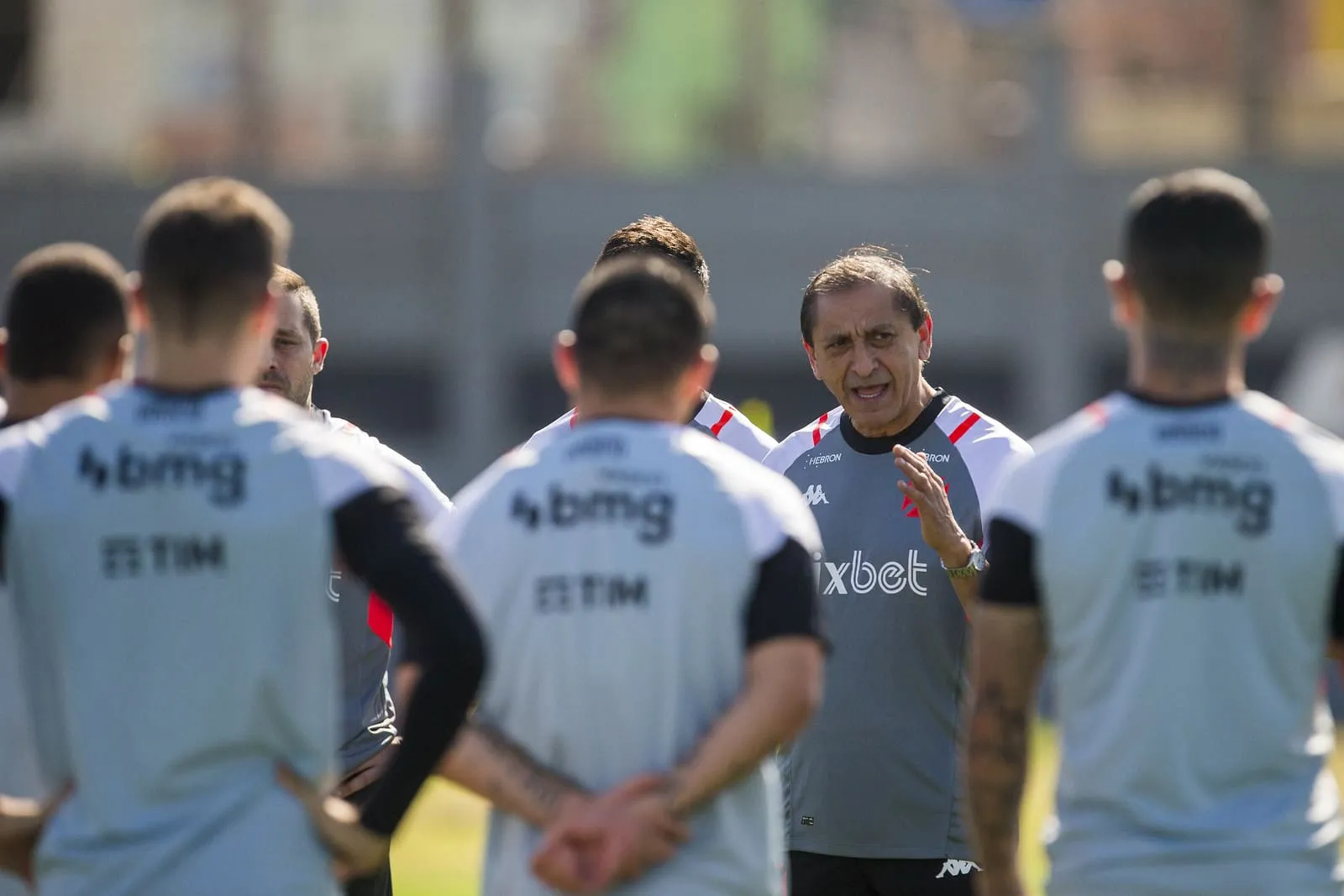 Com mais sa&iacute;das do que chegadas, Vasco inicia pr&eacute;-temporada de 2024 neste s&aacute;bado