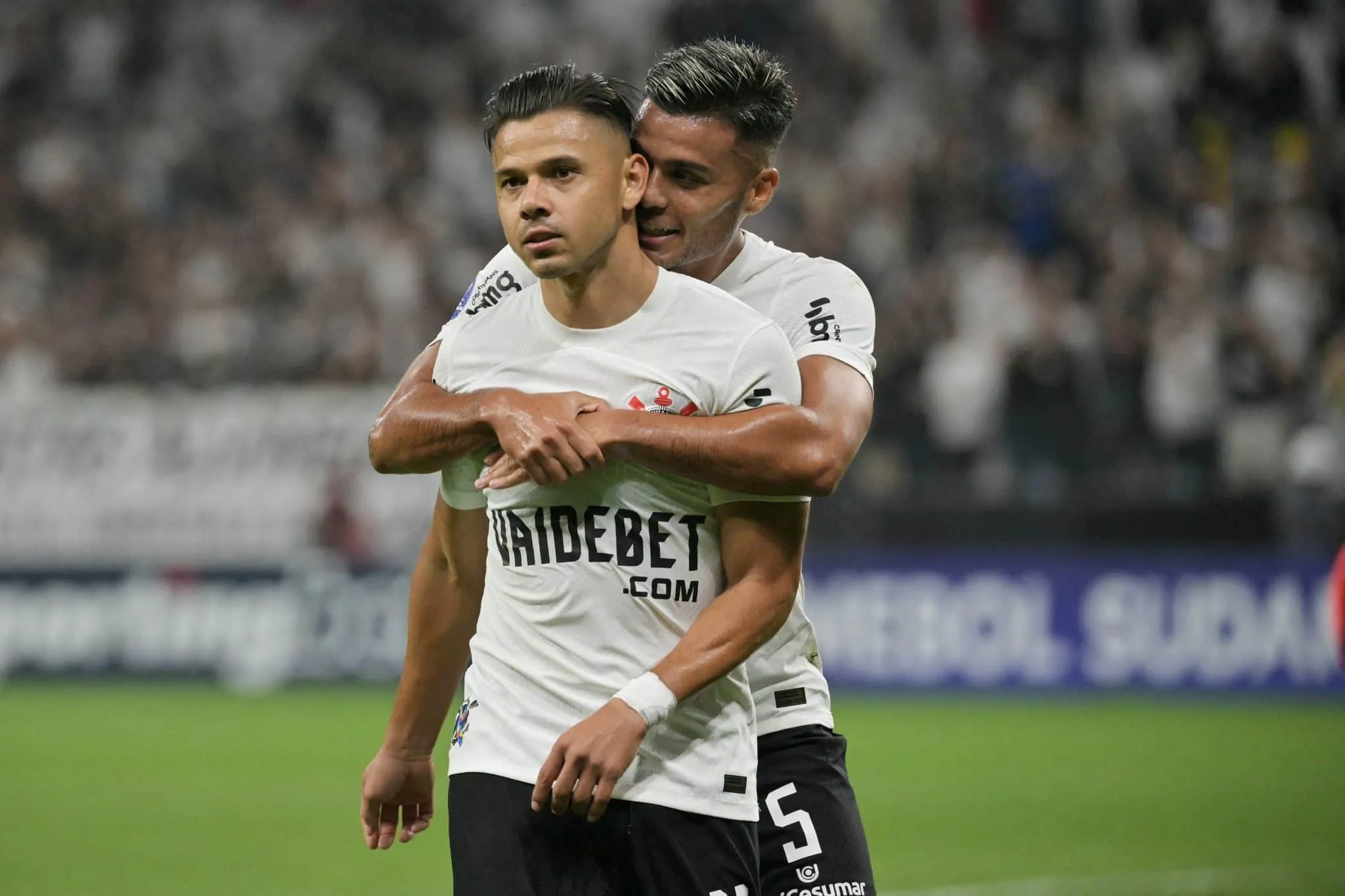 Romero e mais dez: paraguaio cala cr&iacute;ticos e Corinthians goleia na Sul-Americana