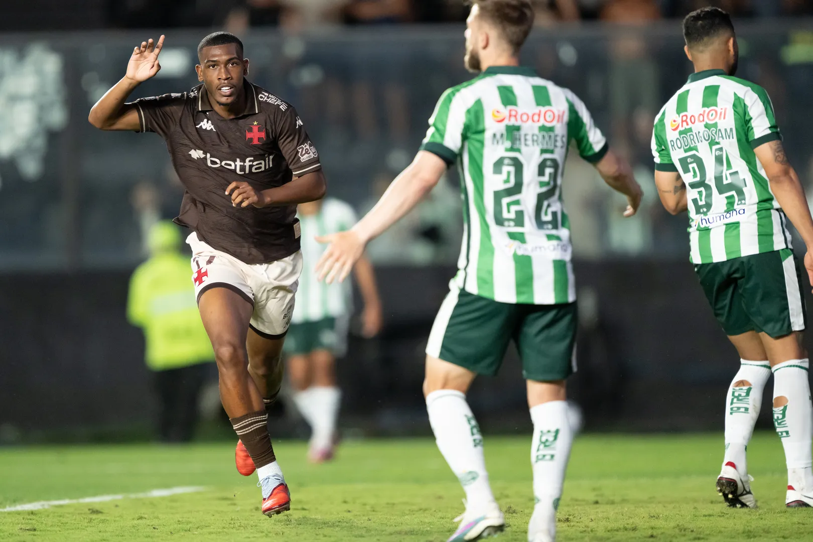 Rayan vibra com gol do Vasco diante do Juventude
