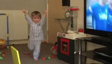Aos 19 meses, este pequeno torcedor do Rangers j&aacute; entende do que &eacute; feito o futebol