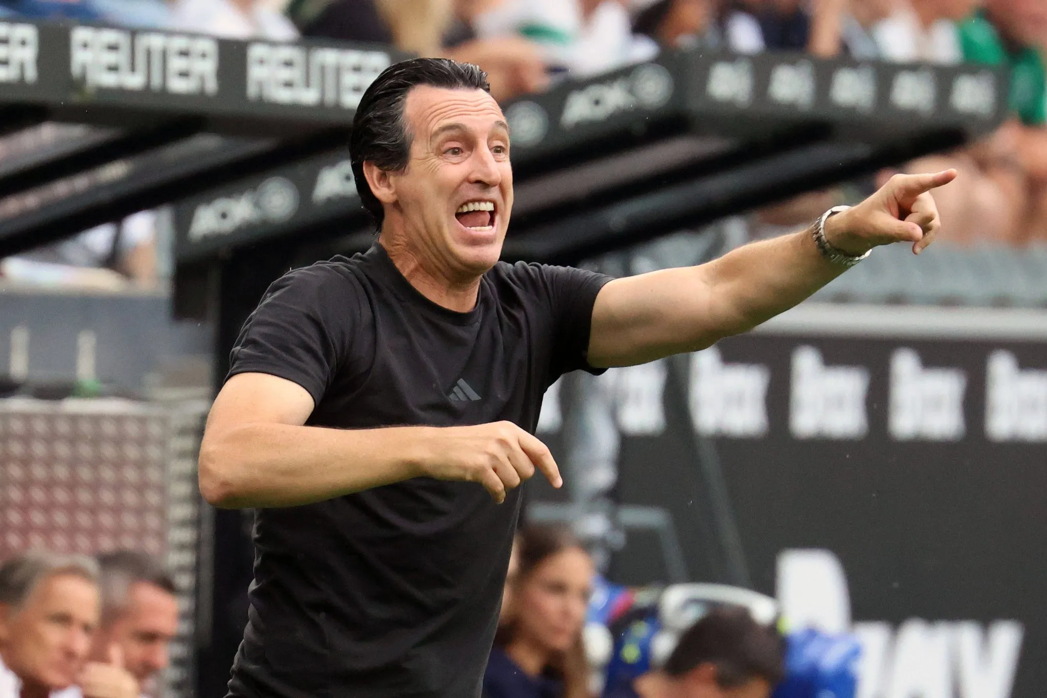 Unai Emery orienta seus jogadores durante jogo do Aston Villa 