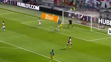 Esta defesa&ccedil;a de puro reflexo ajudou Cillessen a prolongar uma grande marca na temporada