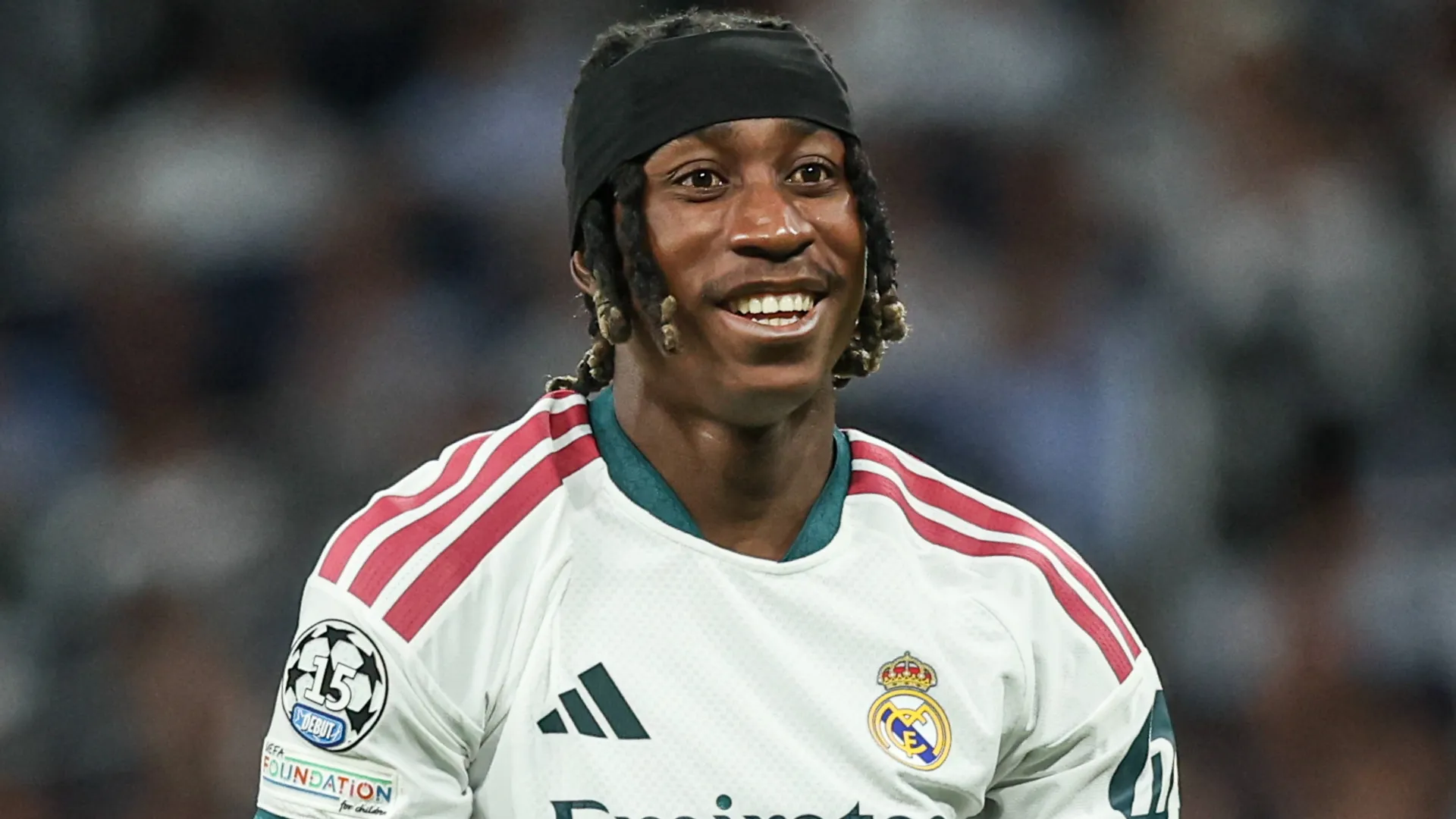 Yan Diomand&eacute;, do Real Madrid, sorrindo durante a partida da Champions League 2026/27 contra a Inter de Mil&atilde;o, em Madri, na Espanha, em 8 de setembro de 2026.