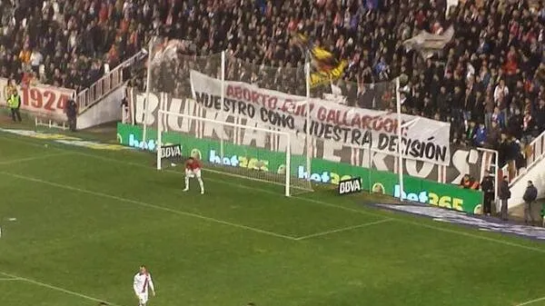Torcida do Rayo leva ao est&aacute;dio o debate sobre o aborto na Espanha