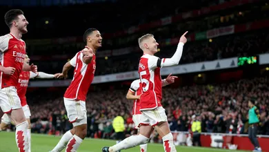 Arsenal encontra al&iacute;vio na bola a&eacute;rea, bombardeia e vence o Burnley tranquilamente