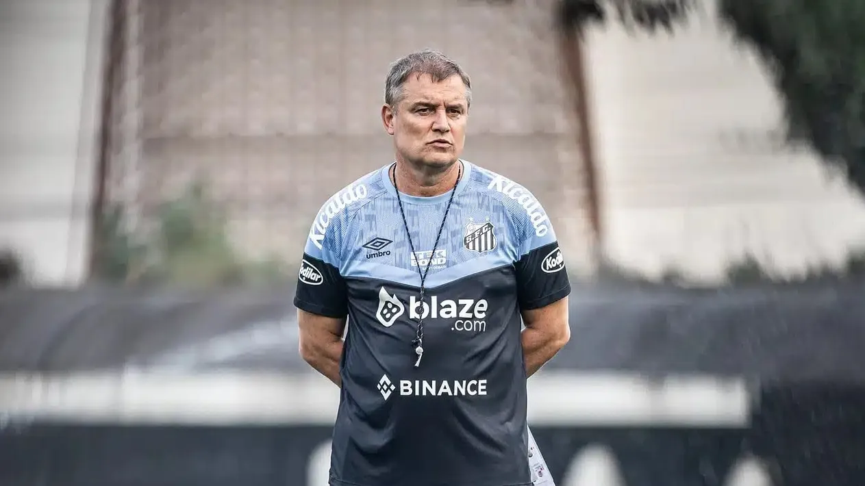 Afastados por Aguirre, Meninos da Vila treinam na academia com sentimento de injusti&ccedil;a