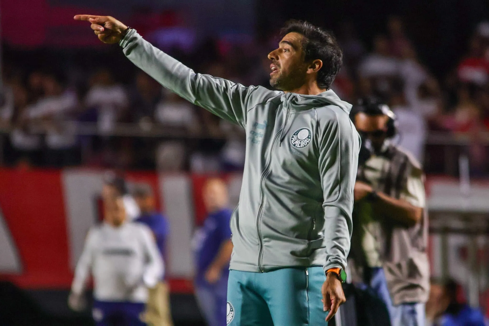 Choque-Rei das coletivas: entenda a confus&atilde;o nos bastidores do empate entre Palmeiras e S&atilde;o Paulo