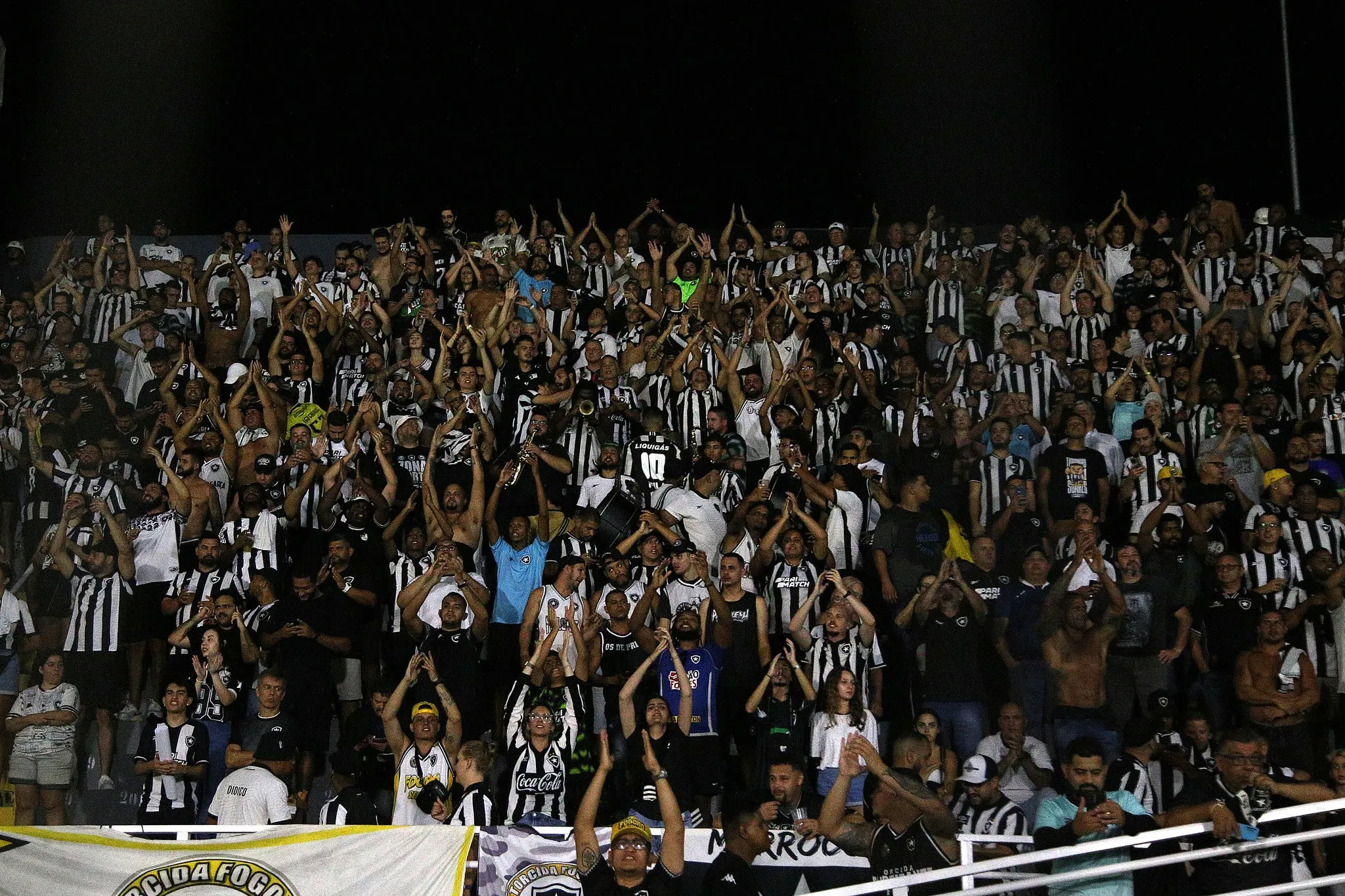 Torcida do Botafogo invade Bragan&ccedil;a Paulista e vive noite &eacute;pica de Libertadores