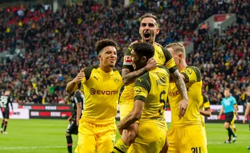 Nos minutos finais, o Dortmund buscou uma virada inimagin&aacute;vel e assume a lideran&ccedil;a da Bundesliga