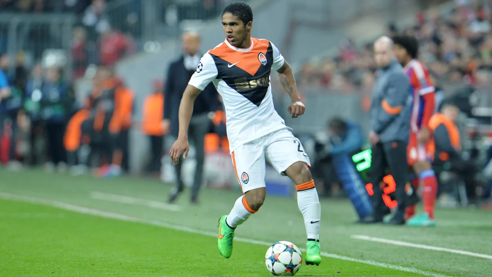 Douglas Costa pode ser &uacute;til ao Bayern, mas precisar&aacute; provar seu valor, e n&atilde;o s&oacute; em campo