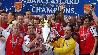 H&aacute; 15 anos, o Arsenal frustrava o United e selava o t&iacute;tulo com uma arrancada hist&oacute;rica