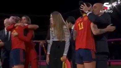 Meia da Espanha leva beijo de cartola em premia&ccedil;&atilde;o e diz: &ldquo;N&atilde;o gostei&rdquo;