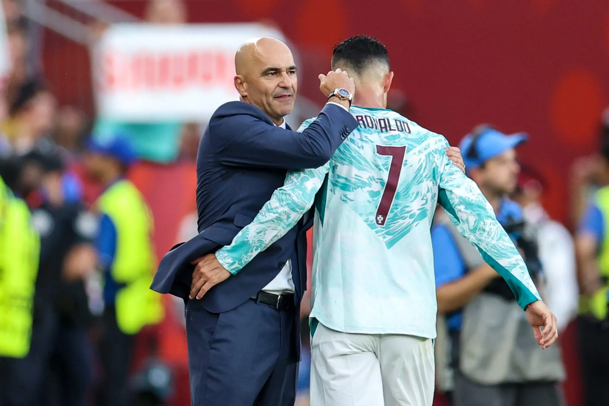 Roberto Mart&iacute;nez cumprimenta CR7 na sa&iacute;da de campo do craque portugu&ecirc;s