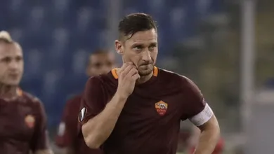 Totti: &ldquo;Ou eu seguirei jogando ou vou me tornar treinador, mas n&atilde;o atr&aacute;s de uma mesa&rdquo;