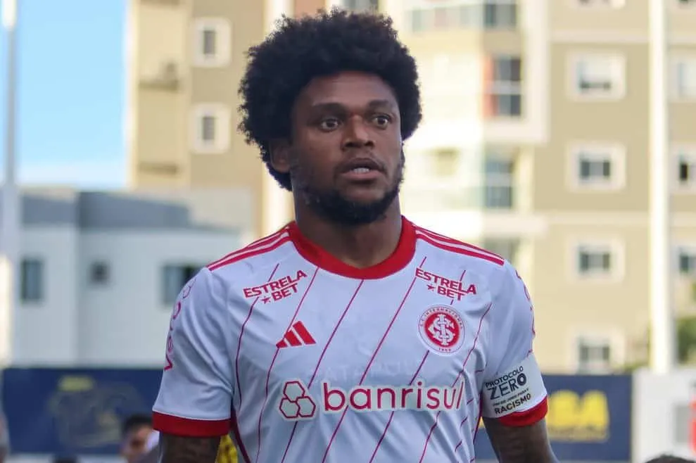 Luiz Adriano teve mais uma noite infeliz, e desnecess&aacute;ria segunda passagem pelo Internacional est&aacute; com dias contados